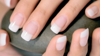 Dermatologii avertizează că astfel de tratamente aplicate regulat pot cauza daune pe termen lung, crescând riscul de cancer de piele. 