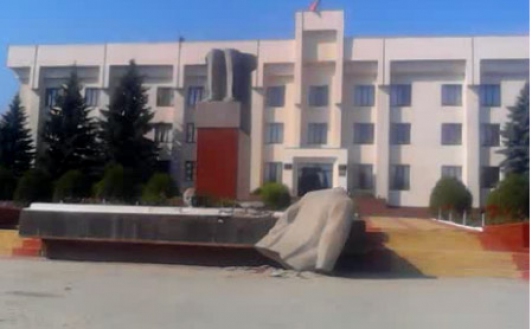 Potrivit localnicilor monument ar fi fost doborât de un tractor.