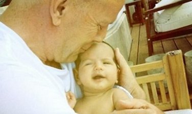 Фотографом выступила мать ребенка и супруга актера, 33-летняя модель Эмма Хемминг.