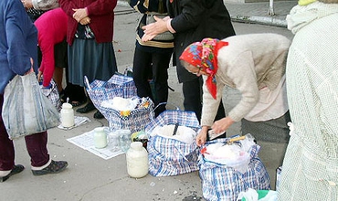 На центральном рынке Кишинева ежедневно для торговцев продовольственными продуктами выделяется до 550 мест, но, тем не менее, на соседних к нему улицах торгуют по 500-700 человек каждый день.