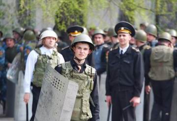 В соответствии с проектом закона о статусе полицейского в рамках реализации стратегии реформирования МВД запланировано сокращение около 4 000 сотрудников полиции.