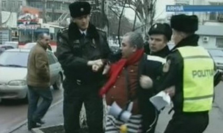 Protestatarul a plasat imaginile filmate pe siteul curaj.net, însoțindu-le cu un comentariu injurios la adresa polițistului.