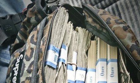 Водитель автобуса нашел в салоне забытую кем-то сумку, набитую деньгами.
