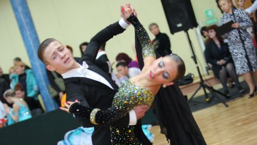 Alexandru Bîrcă şi Ekaterina Vealşina au devenit la Palatul Republicii, campioni europeni de tineret la dansuri sportive.
