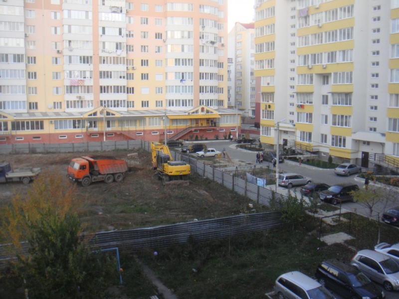 Lucrările au fost suspendate până la soluţionarea conflictului cu locatarii, se arată într-un comunicat al Primăriei Chişinău.