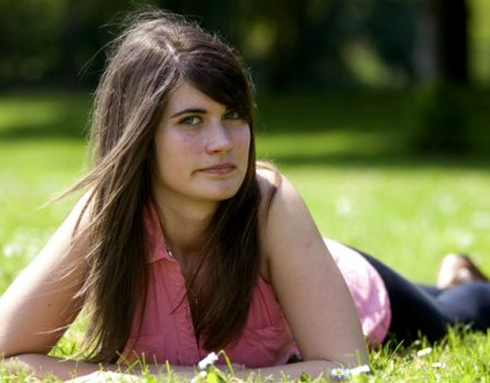 Medicii spun că fenomenul include sexualizarea prematură şi implicit apariţia sarcinilor în rândul adolescentelor.