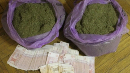 Un chișinăuian în vârstă de 28 de ani a fost reținut de oamenii legii pentru trafic de marijuana. 