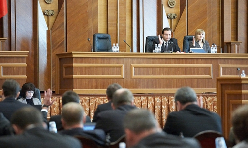 Crearea unei comisii de anchetă a fost propusă de către fracţiunea Partidului Liberal Democrat, care a insistat pe întrunirea în sesiune extraordinară a Parlamentului