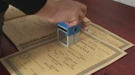 Un grup de persoane au fost reţinute fiind acuzate de falsificarea unei diplome de bacalaureat.