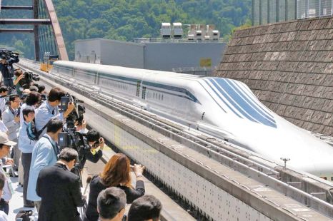 Tehnologia Maglev utilizează câmpuri magnetice puternice pentru a-şi asigura susţinerea şi pentru a se deplasa.