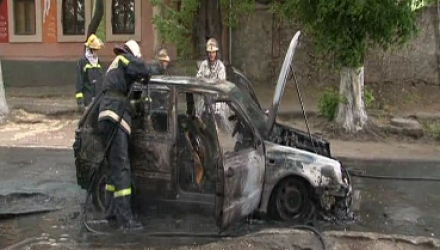In momentul în care a deschis capota ca să vadă ce se întâmplă, mașina a fost cuprinsă de flăcări.