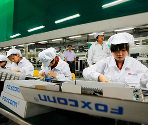 На заводе Foxconn в Чжэнчжоу работают порядка 190 тысяч человек.
