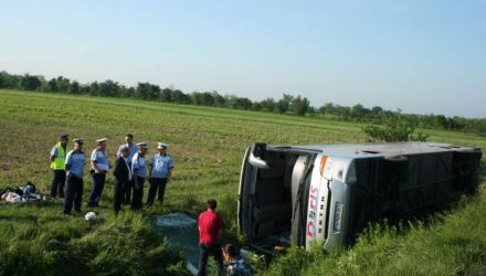 Poliţistii fac cercetări la locul accidentului pentru a afla cauzele care au dus la producere. Foto: evz.ro