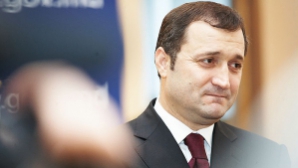 Филат полагает, что это единственный для чиновников способ завоевать расположения народа, особенно в контексте этих праздников.
