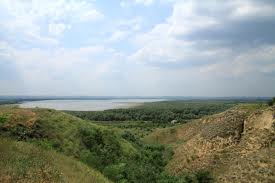 Astfel, lacul din Valea Trandafirilor dispune de plajă, nisip, banchete, cabine de duş. 