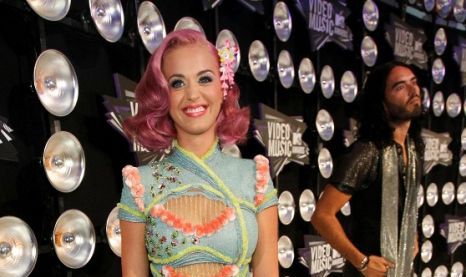  Incredibil, dar adevărat ! După ruptura de John Mayer, cântăreaţa Katy Perry a angajat un antrenor care s-o ajute în viaţa amoroasă.