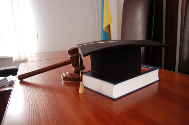 Cудьи надеются, что в итоге зарплаты составят не менее тысячи евро.