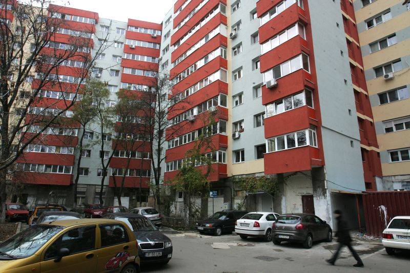 Experții imobiliari argumentează reducerea prețurilor medii la imobile prin diminuarea cererii față de apartamente. 
