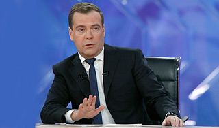 "Конца света не будет – будет Новый год", – сказал Дмитрий Медведев в интервью российским телеканала
