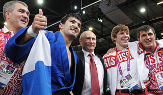 Путин выходил бороться с двумя олимпийскими чемпионами нынешних Игр.