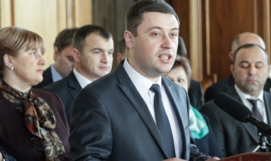 Membrii Comisiei de anchetă la Banca de Economii trebuie să semneze o declarație care să atest lipsa unor conflicte de interese.