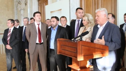 Potrivit legii, acesta nu putea să se autosuspende din funcție. 