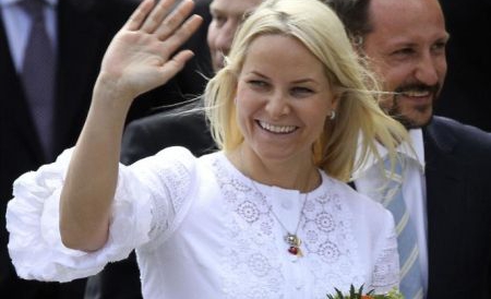 Prinţesa Mette-Marit a plecat, în secret, în India, unde şi-a asumat rolul de doică pentru doi copii.