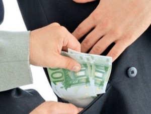 Dacă va fi găsită vinovată, femeia riscă să stea următorii cinci ani după gratii ori o amendă de până la 30 de mii de lei.