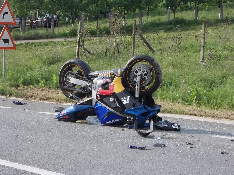 Bărbatul a scăpat controlul la un moment dat și s-a izbit cu viteză în spatele unui camion de model Mercedes Benz.