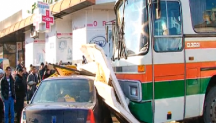 Femeia a fost transportată la spital, dar a murit pe masa de operații.