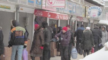 20 декабря на Центральном рынке Кишинева, несмотря на мороз и скользкую снежную кашу под ногами, пропасть народу. 