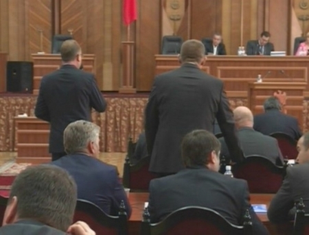 La rîndul său, liberalul Valeriu Munteanu a spus că „proiectul miroase a pesticide, solicitînd liberal-democraților să-l retragă