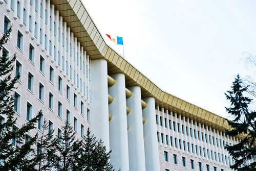 Сегодня начались работы по восстановлению здания парламента Молдовы.