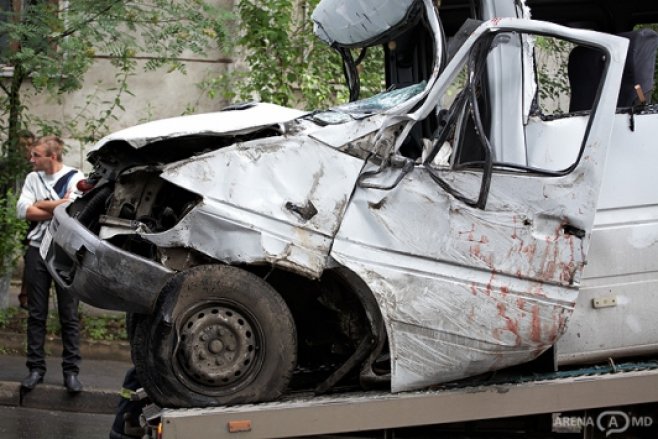 Dorin Chirtoacă a mai solicitat astăzi ca rândul de scaune din microbuze, care anterior a fost scos, să fie instalat la loc. Foto: arena.md