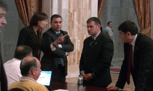 În timpul ședinței de astăzi, deputații liberalii s-ar retras din sala de ședințe a Parlamentului în timp ce deputatul PCRM, Grigore Petrenco, ținea o alocuțiune în limba rusă.