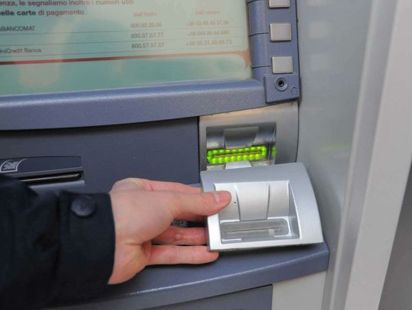  Un student a avut parte de întâmplarea vieţii, după ce s-a dus la un bancomat scoată mai puţin de o sută de dolari.