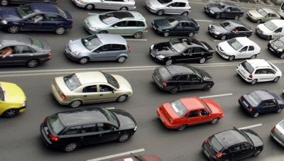 Acest lucru duce şi la un declin al vânzărilor de maşini noi, iar dealerii vor încerca să atragă clienţii în saloanele auto prin micşorarea preţurilor