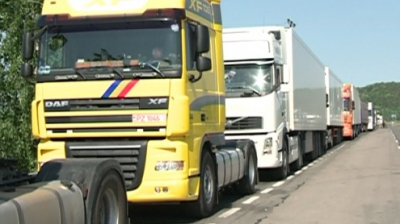 Totodată, aceeaşi situaţie este şi la alte posturi vamale de la graniţa cu România.