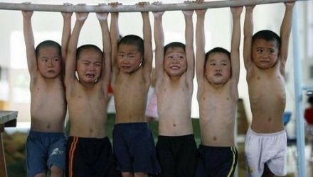 Exerciţiile de stretching par mai dure decît tot ce s-a văzut vreodată în poze.