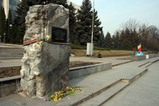 Piatra comemorativă rămâne în Piaţa Marii Adunări Naţionale, cel puţin până în toamnă