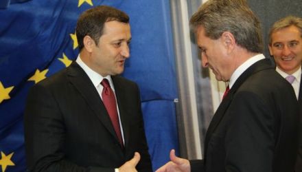 Vlad Filat a anunțat că va avea luni o discuție telefonică cu Günther Oettinger. 