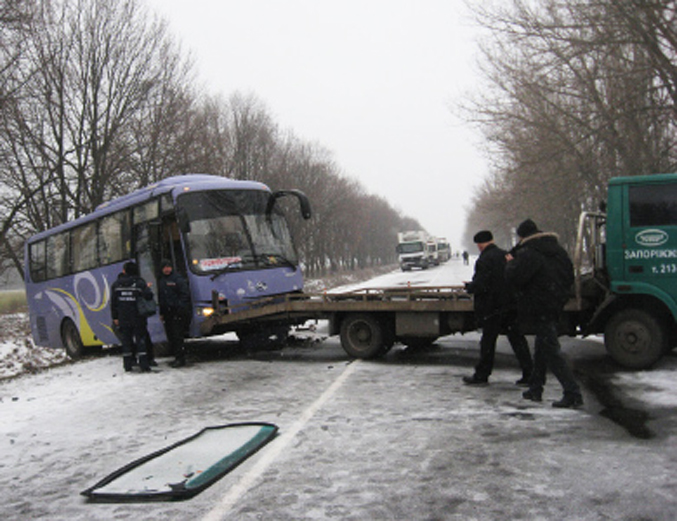 В результате аварии погибла 21-летняя водитель Daewoo Lanos, а также в городскую больницу с тяжелыми травмами был госпитализирован пассажир ее машины.