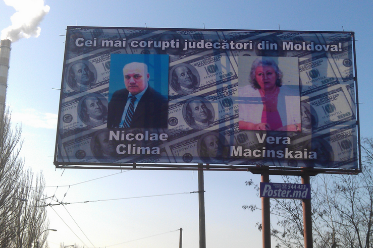 Panourile publicitare din Capitală care reprezintă imaginile a doi judecători fac parte dintr-o campanie de denigrare. 