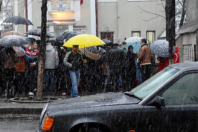 На юге осадки, которые утопили северв снегу, выпали в виде дождя.
