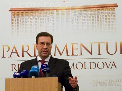 Parlamentul are dreptul la cenzura privind demiterea Guvernului per total