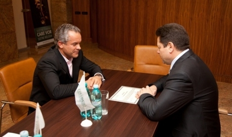Plahotniuc a explicat că o parte din banii donați Centrului Mamei și Copilului reprezintă plata despăgubirilor pentru calomnie.