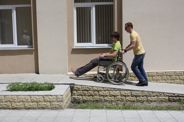 Непроходимых мест для инвалидных колясок больше, чем проходимых. Фото: Андрея Сузанского