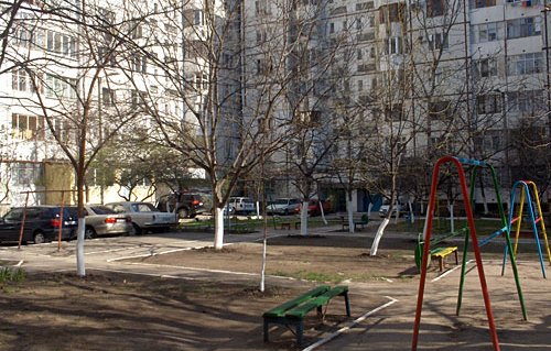 Почти сто дворов многоквартирных домов в столице примут участие в муниципальном конкурсе "Самый чистый двор Кишинева". Фото: bessarabianform.com