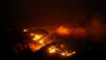 Autorităţile s-au văzut nevoite să evacueze urgent locuitorii din trei sate şi să declare stare de urgenţă.