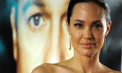 Fotografia în care Angelina Jolie pozează topless, ar putea fi vândută cu 35.000 de lire sterline.